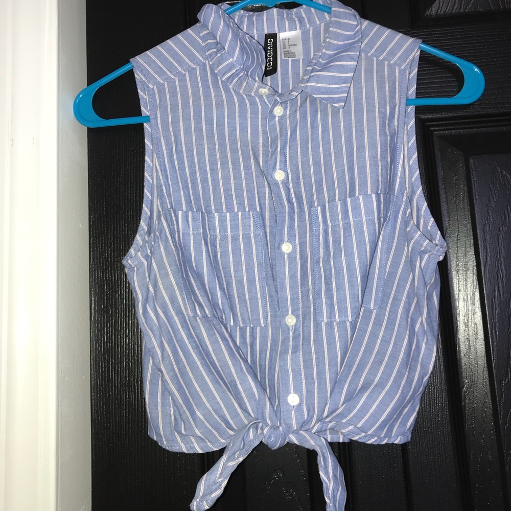 H&M Cropped, short-sleeve button up.